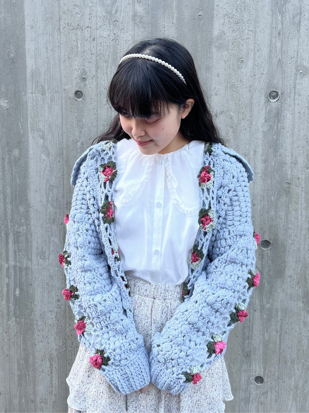 ホワイト系のシャツ/ブラウス、ホワイト系のパンプス、ブルー系のカーディガン/ボレロを着用したレディースの冬コーディネートの4枚目の写真