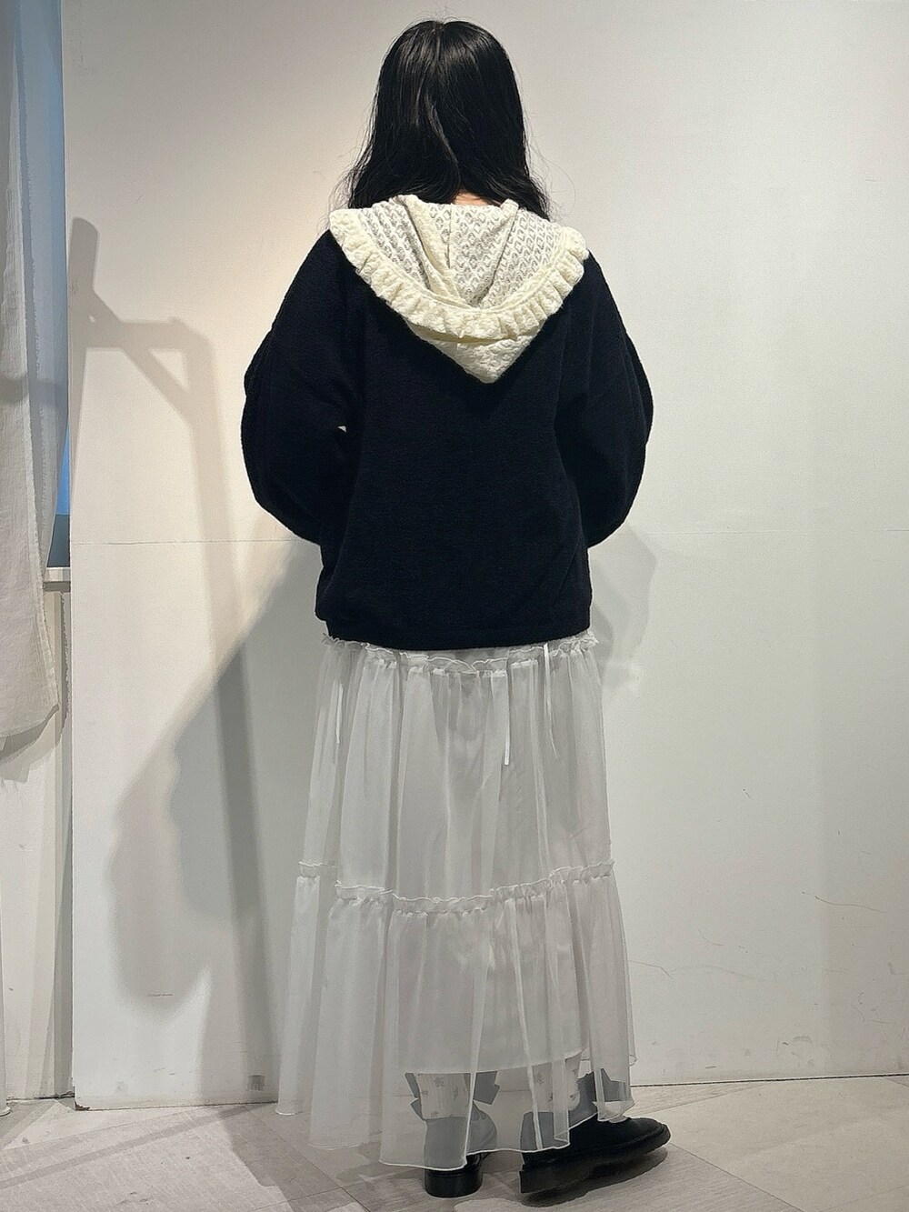 ブラック系のカーディガン/ボレロ、ホワイト系のTシャツ/カットソー、ホワイト系のワンピースを着用したレディースの秋コーディネートの4枚目の写真