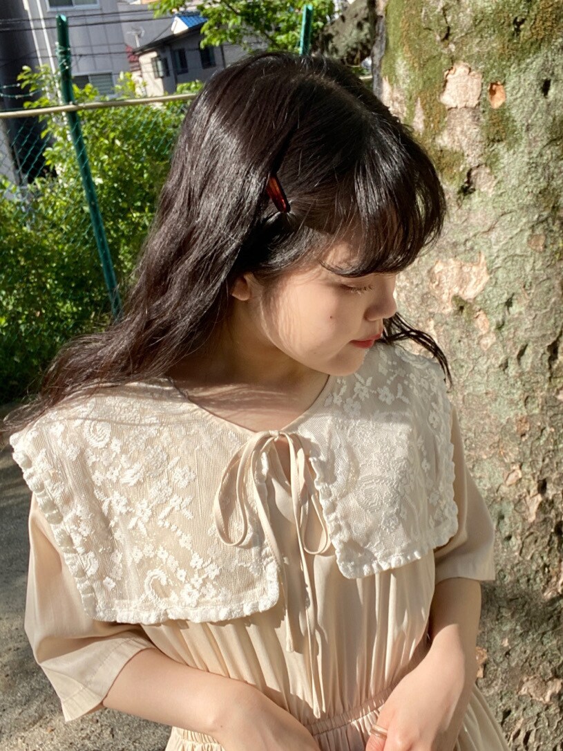 ホワイト系のその他パンツ、ホワイト系のワンピース、ホワイト系のサンダルを着用したレディースの春コーディネートの3枚目の写真