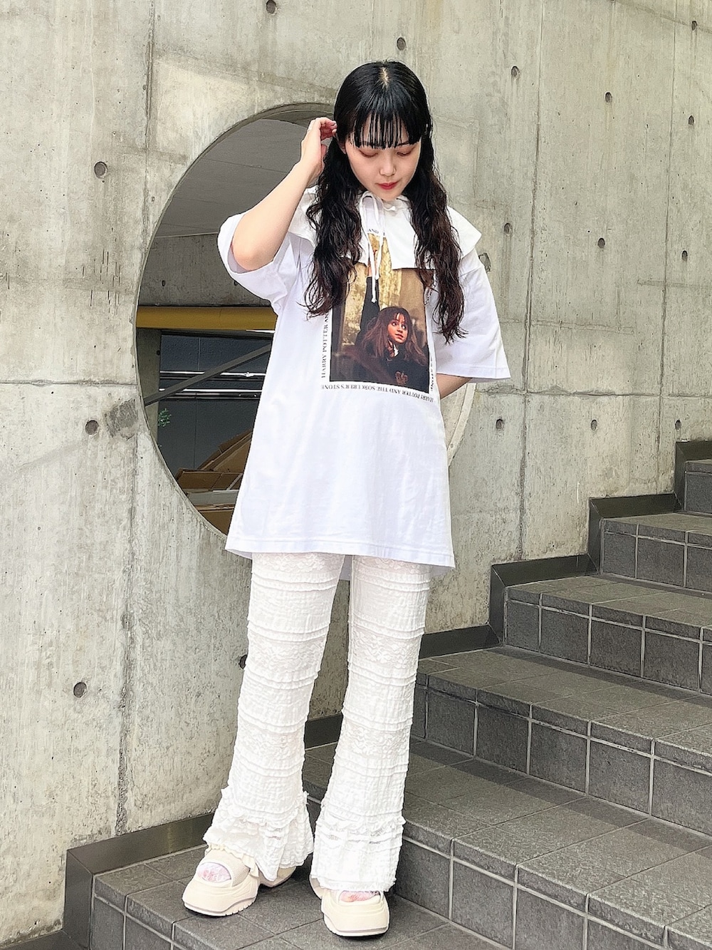 ホワイト系のTシャツ/カットソー、ホワイト系のスラックス、ホワイト系のサンダルを着用したレディースの夏コーディネートの2枚目の写真