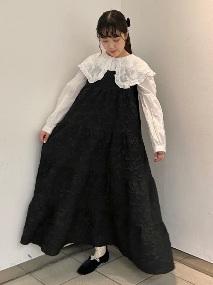 その他のその他アウター、ブラック系のワンピース、ホワイト系のシャツ/ブラウスを着用したレディースの秋コーディネートの6枚目の写真