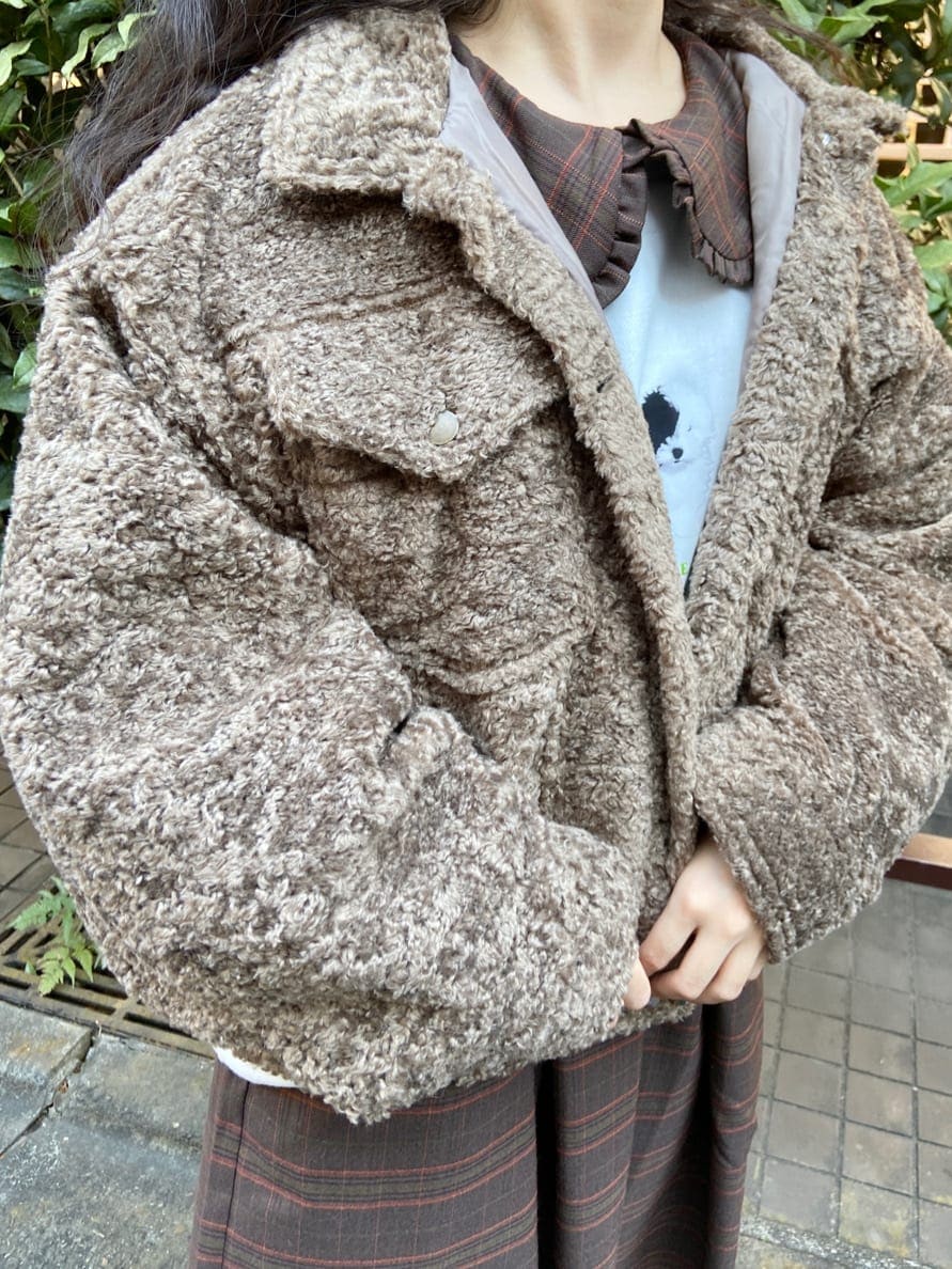 ブラウン系のカバーオール、ブラウン系のワンピース、ホワイト系のローファーを着用したレディースの冬コーディネートの5枚目の写真