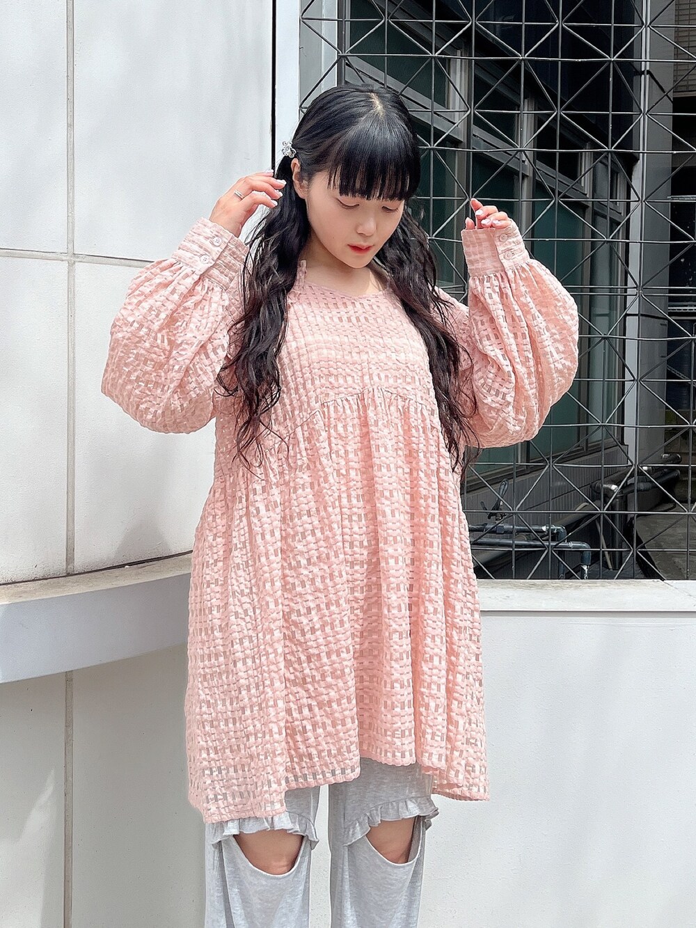 ピンク系のワンピース、グレー系のその他パンツ、ピンク系のサンダルを着用したレディースの春コーディネートの4枚目の写真