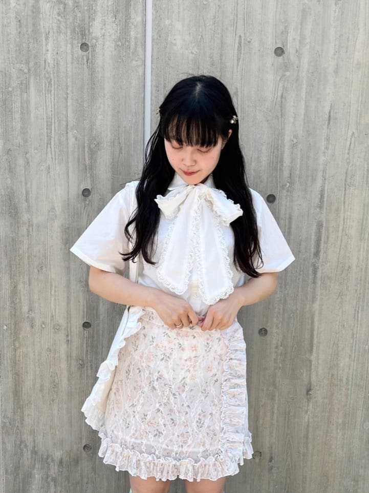 ホワイト系のシャツ/ブラウス、ピンク系のスカート、ピンク系のサンダルを着用したレディースの春コーディネートの2枚目の写真