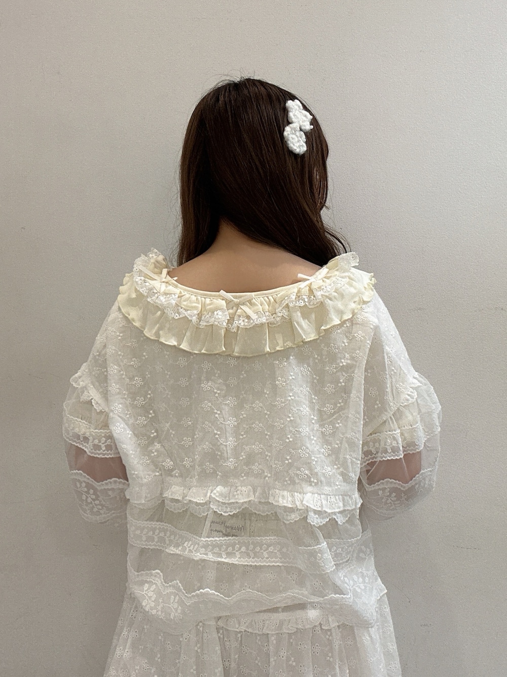 ホワイト系のTシャツ/カットソー、ホワイト系のシャツ/ブラウス、ホワイト系のスカートを着用したレディースの夏コーディネートの6枚目の写真