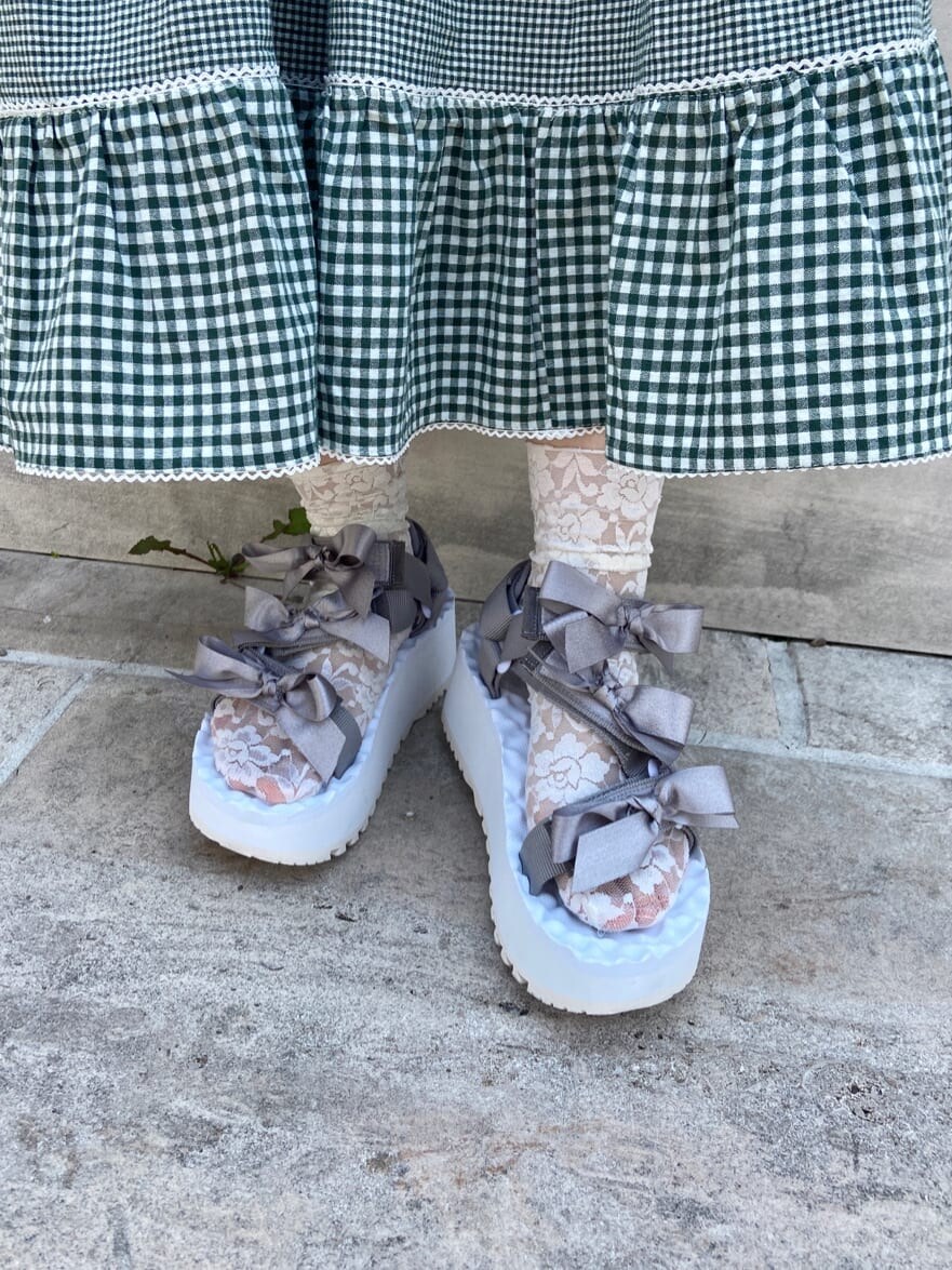 ホワイト系のシャツ/ブラウスを着用したレディースの夏コーディネートの6枚目の写真