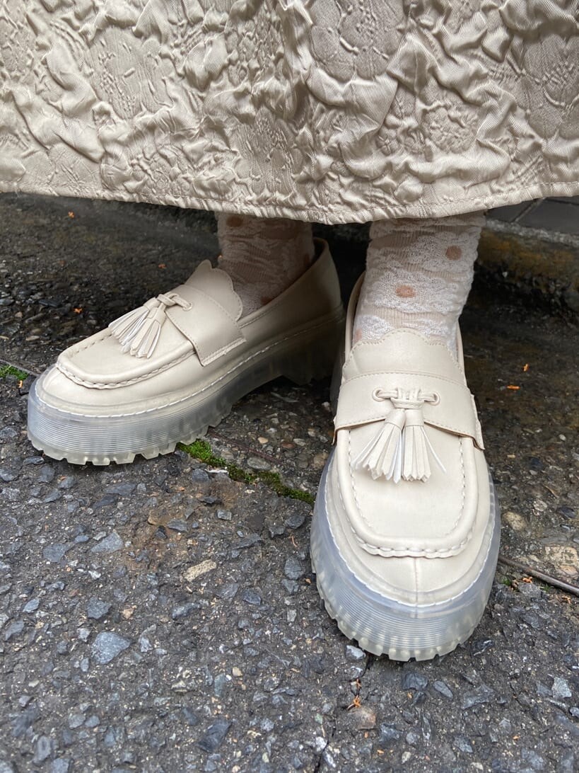 ベージュ系のワンピース、ホワイト系のシャツ/ブラウス、ホワイト系のローファーを着用したレディースの秋コーディネートの7枚目の写真