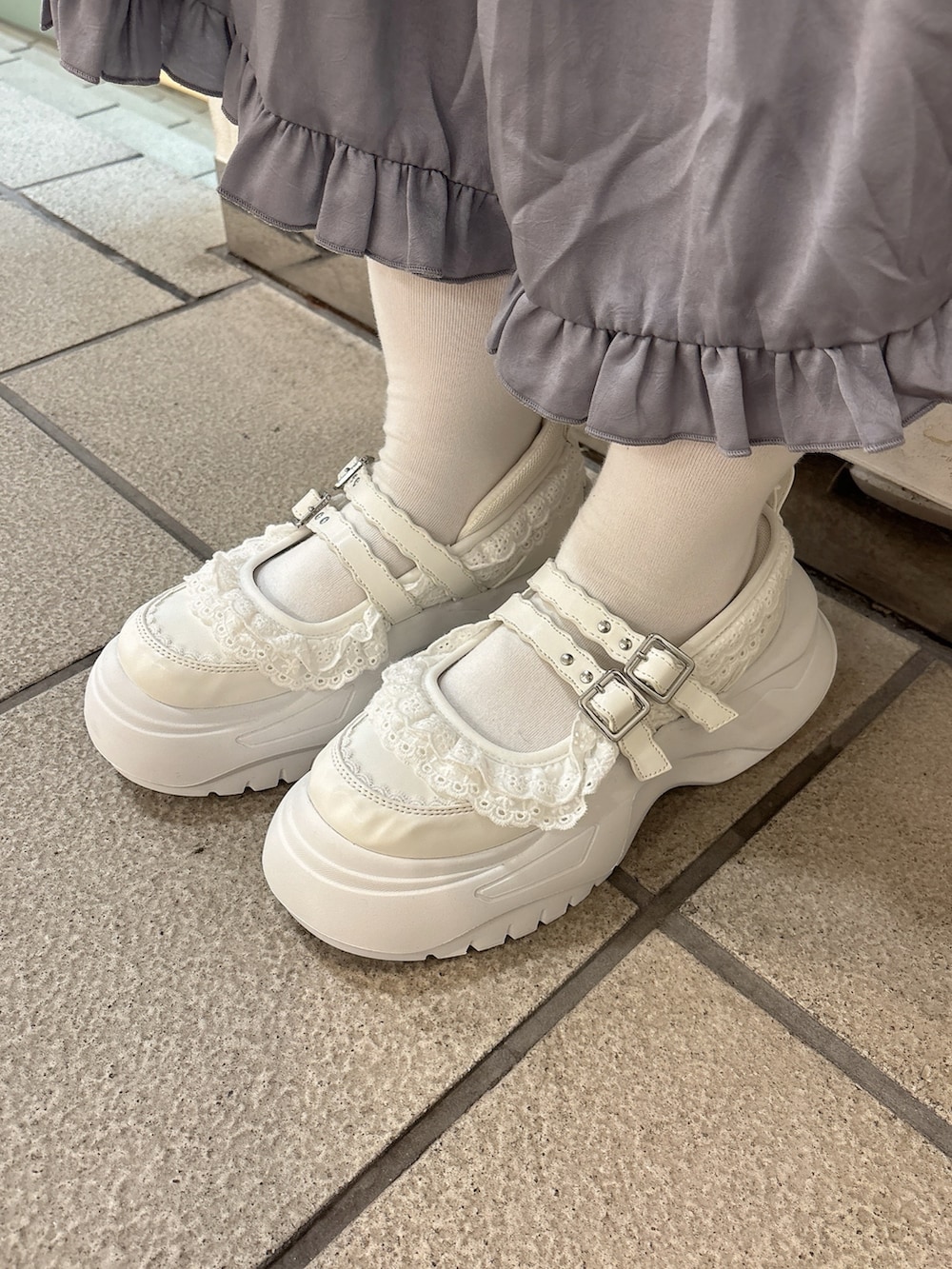 ホワイト系のシャツ/ブラウス、ホワイト系のハンドバッグ、ブルー系のワンピースを着用したレディースの夏コーディネートの10枚目の写真