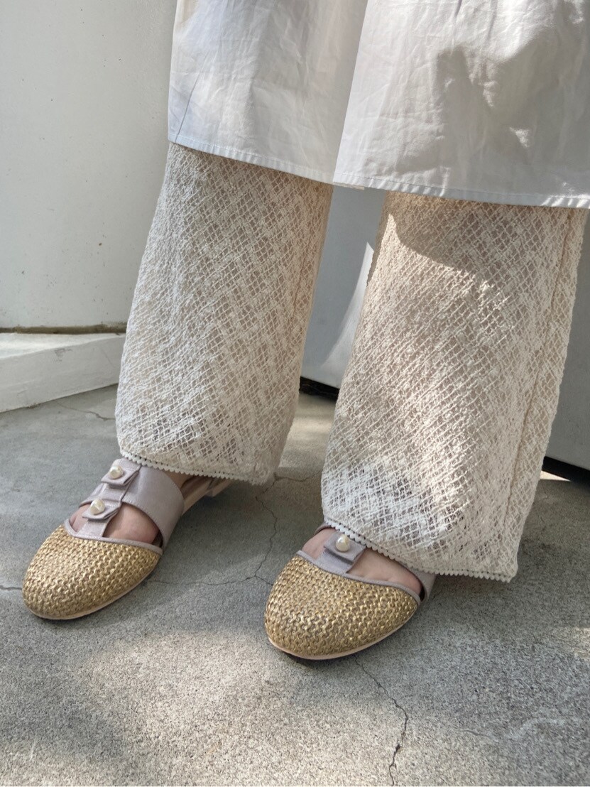 ベージュ系のパンプス、ホワイト系のワンピース、ホワイト系のその他パンツを着用したレディースの春コーディネートの4枚目の写真