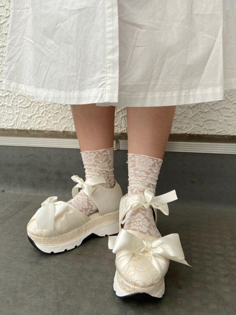 ホワイト系のワンピースを着用したレディースの春コーディネートの5枚目の写真