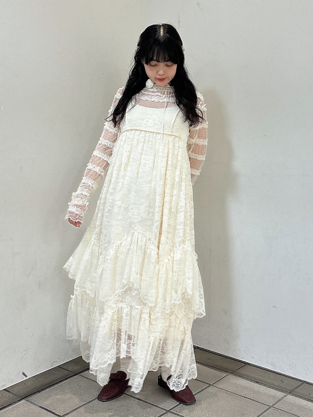 ホワイト系のワンピース、ホワイト系のTシャツ/カットソー、レッド系のローファーを着用したレディースの夏コーディネートの2枚目の写真