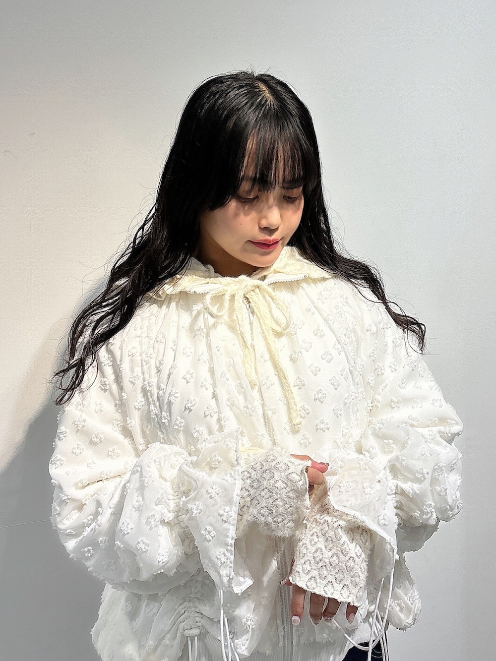 ホワイト系のジャージ、ブルー系のデニムパンツ、ホワイト系のスニーカーを着用したレディースの秋コーディネートの5枚目の写真