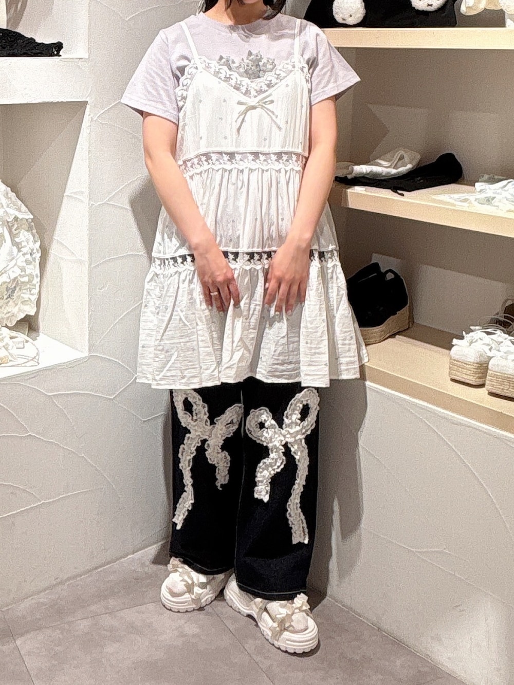 ブルー系のTシャツ/カットソー、ブルー系のキャミソール、ブルー系のデニムパンツを着用したレディースの春コーディネートの3枚目の写真