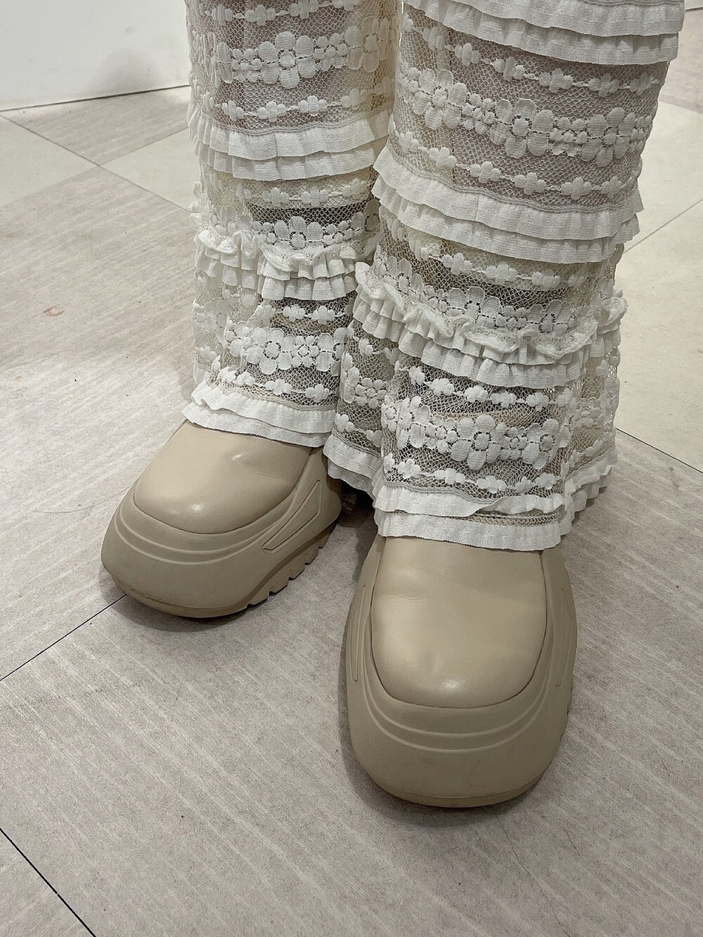 ブルー系のワンピース、ホワイト系のスウェットパンツ、ホワイト系のスニーカーを着用したレディースの冬コーディネートの6枚目の写真