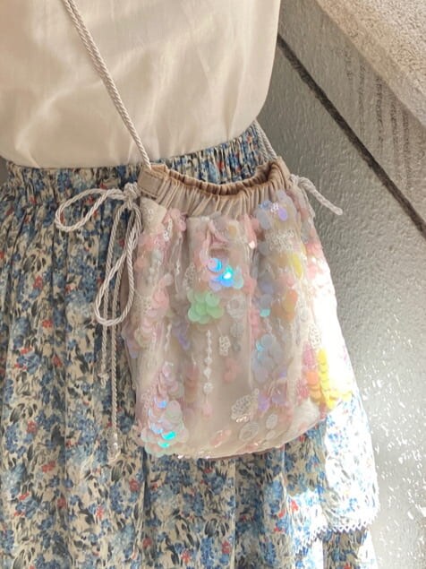 ホワイト系のシャツ/ブラウスを着用したレディースの夏コーディネートの5枚目の写真