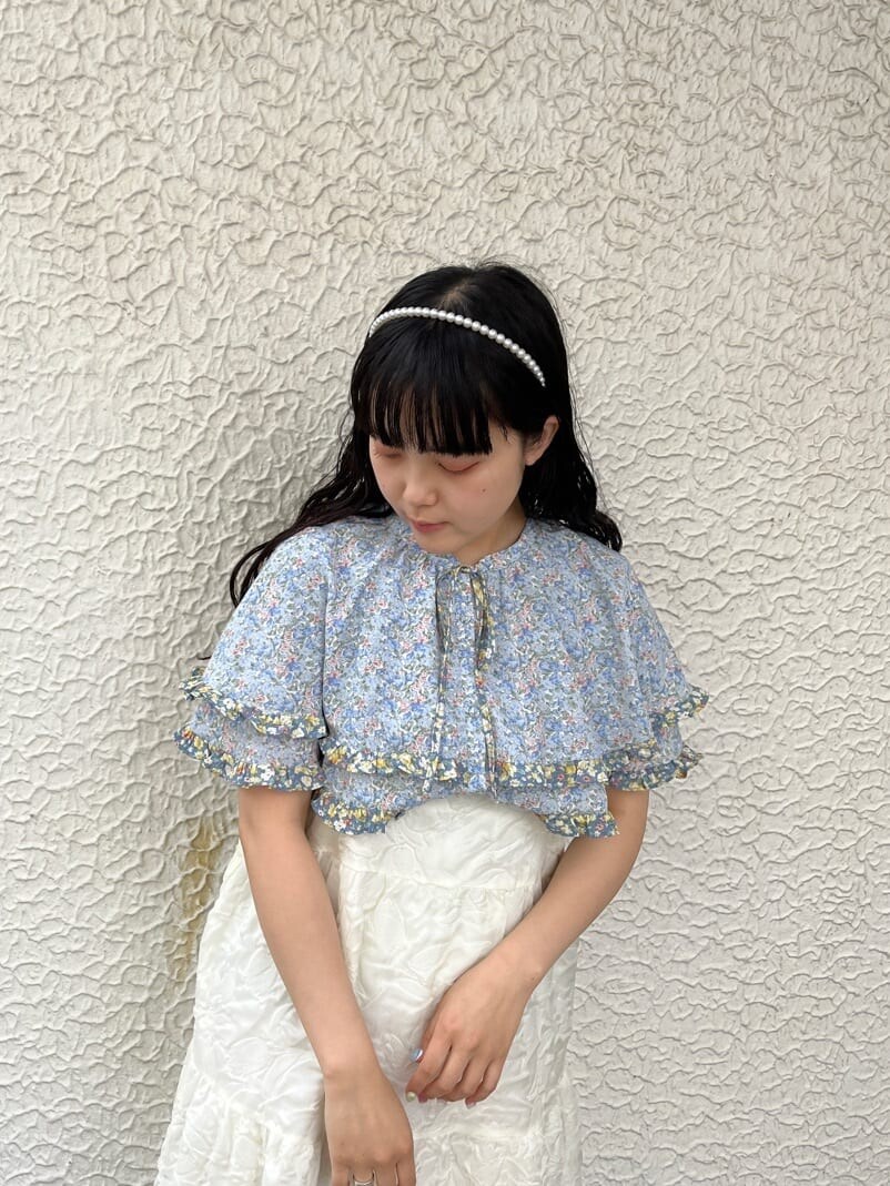 ホワイト系のパンプス、ホワイト系のワンピース、ブルー系のシャツ/ブラウスを着用したレディースの春コーディネートの2枚目の写真