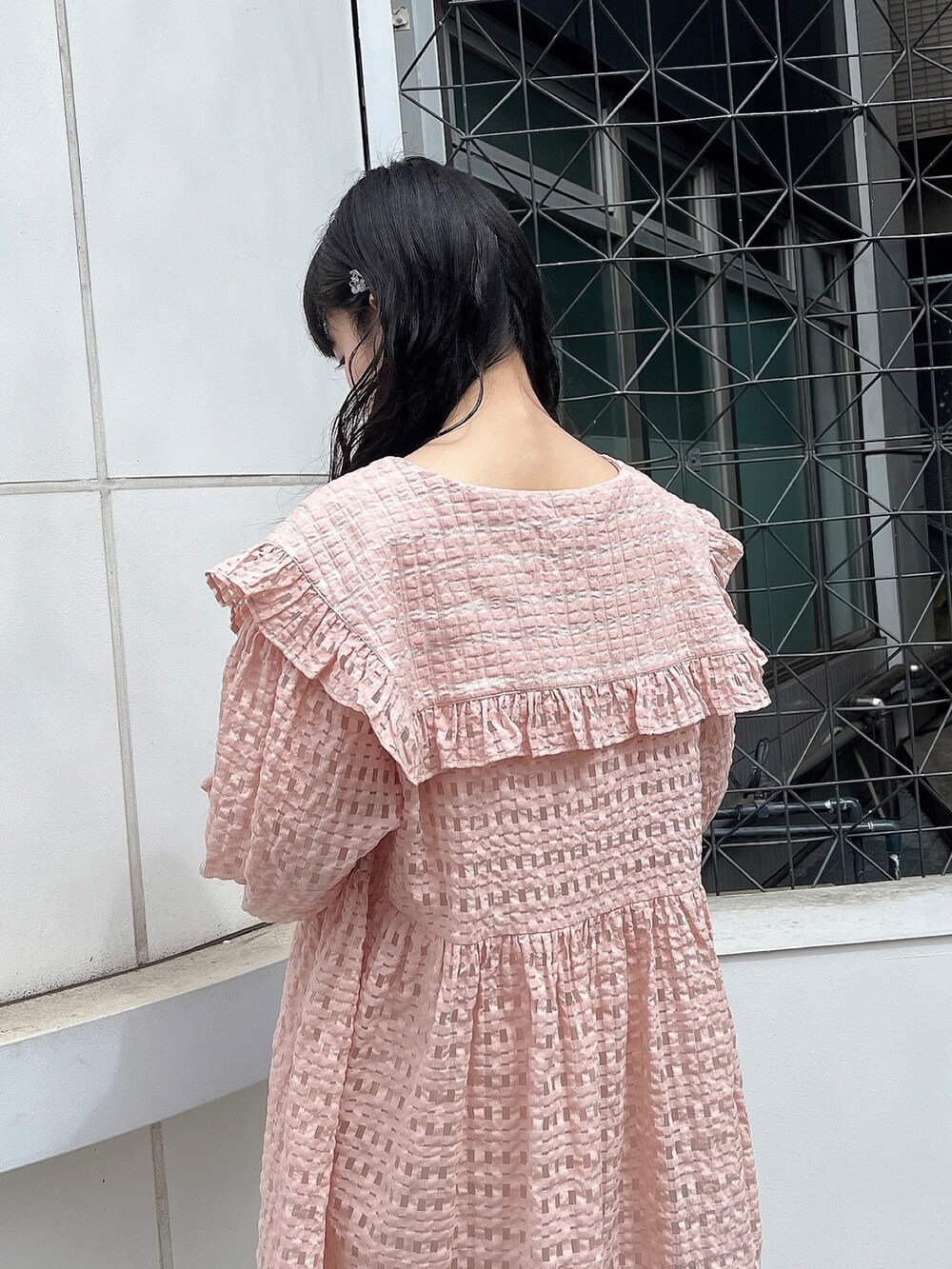 ピンク系のワンピース、グレー系のその他パンツ、ピンク系のサンダルを着用したレディースの春コーディネートの5枚目の写真