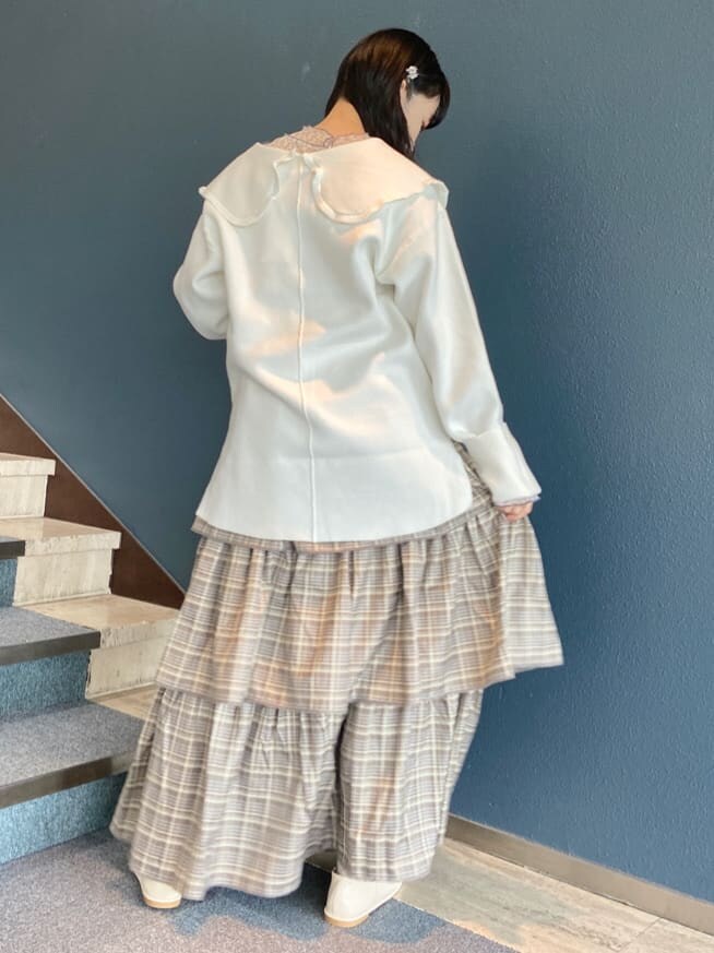 ホワイト系のTシャツ/カットソー、ベージュ系のスカート、ホワイト系のその他シューズを着用したレディースの秋コーディネートの3枚目の写真