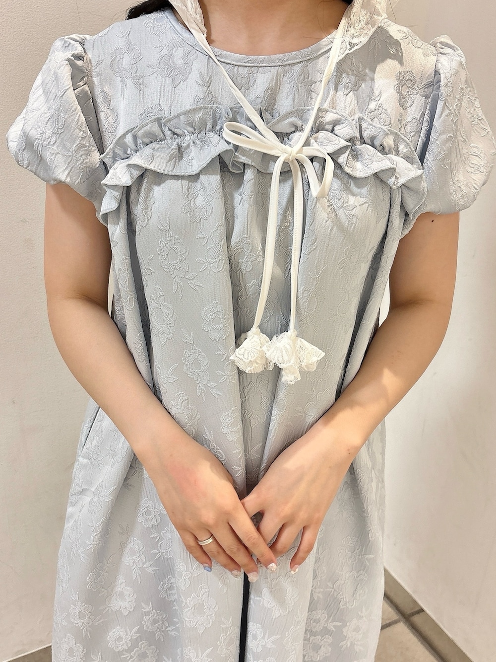 ブルー系のワンピース、シルバー系のバレエシューズ、ホワイト系のニットキャップ/ビーニーを着用したレディースの春コーディネートの7枚目の写真