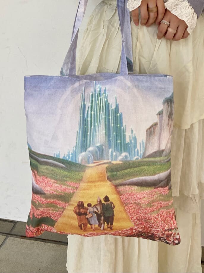 ベージュ系のパンプス、ホワイト系のシャツ/ブラウス、ホワイト系のスカートを着用したレディースの秋コーディネートの6枚目の写真