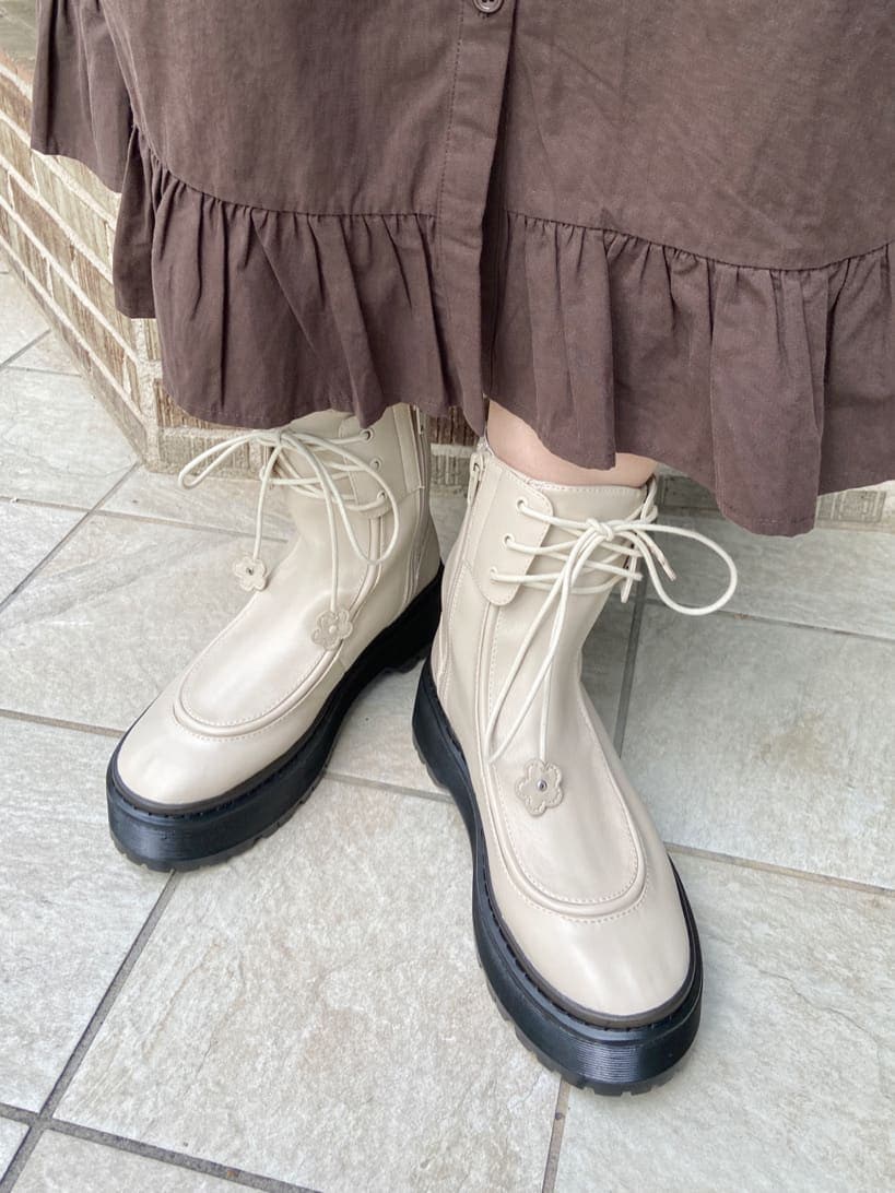 ブラウン系のワンピース、ホワイト系のブーツ、ベージュ系のカーディガン/ボレロを着用したレディースの秋コーディネートの7枚目の写真