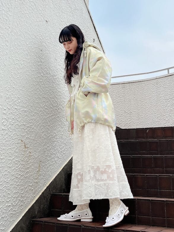 ホワイト系のスカート、ホワイト系のパンプス、ホワイト系のTシャツ/カットソーを着用したレディースの秋コーディネートの2枚目の写真