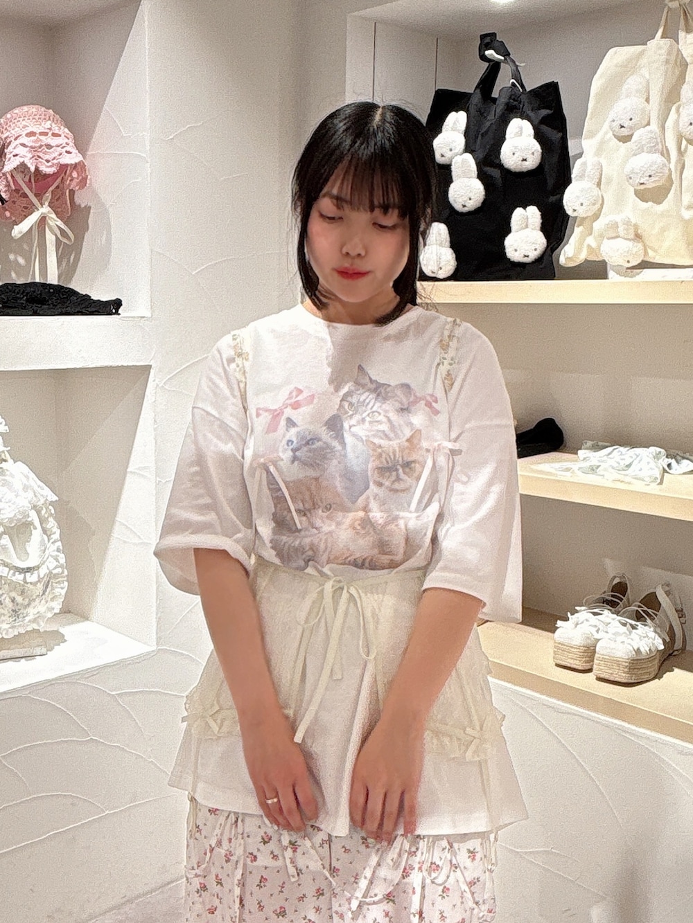 ホワイト系のTシャツ/カットソー、イエロー系のバックパック/リュック、ホワイト系のスラックスを着用したレディースの夏コーディネートの6枚目の写真