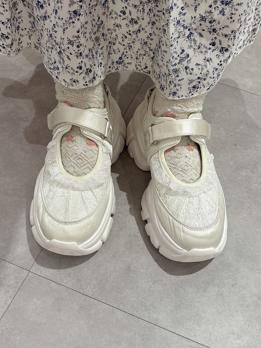 ホワイト系のカーディガン/ボレロ、ホワイト系のワンピース、ホワイト系のスニーカーを着用したレディースの秋コーディネートの10枚目の写真