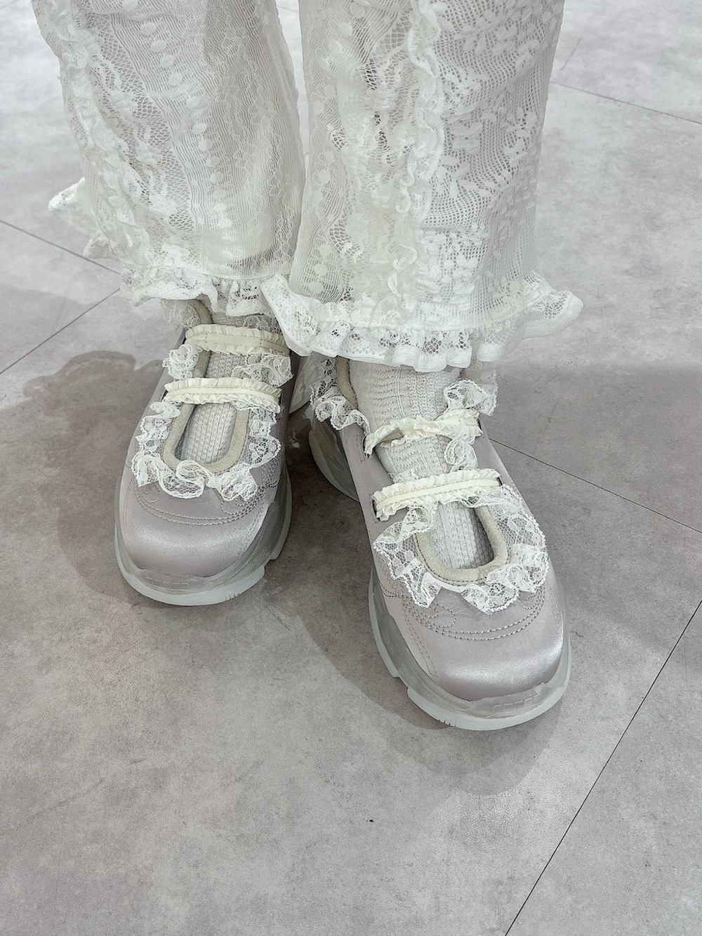 ホワイト系のチュニック、グレー系のワンピース、ホワイト系のその他パンツを着用したレディースの冬コーディネートの7枚目の写真