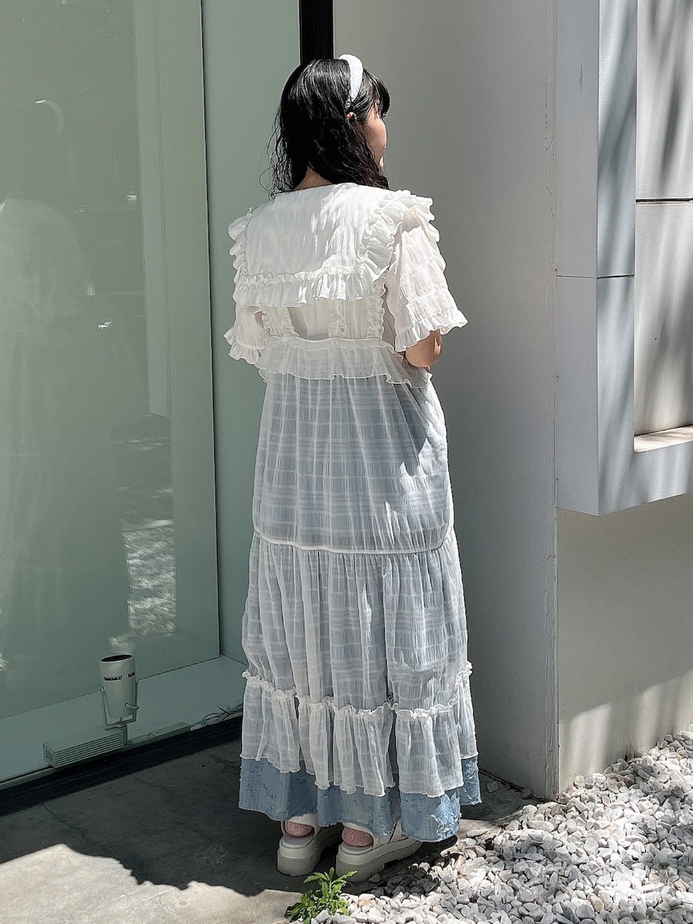 ホワイト系のシャツ/ブラウス、ブルー系のハンドバッグ、ホワイト系のワンピースを着用したレディースの夏コーディネートの3枚目の写真