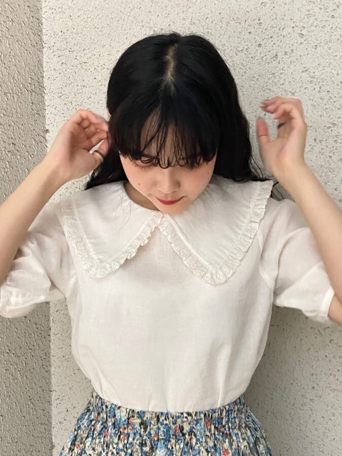 ホワイト系のシャツ/ブラウスを着用したレディースの夏コーディネートの3枚目の写真