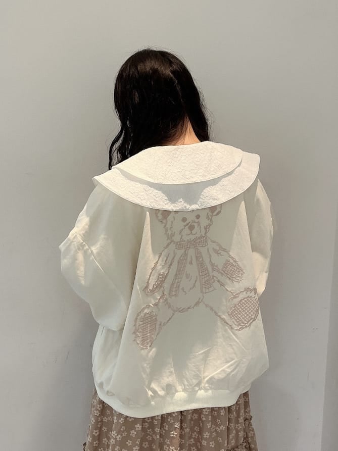 ホワイト系のブルゾン、ホワイト系のシャツ/ブラウス、ベージュ系のスカートを着用したレディースの秋コーディネートの5枚目の写真