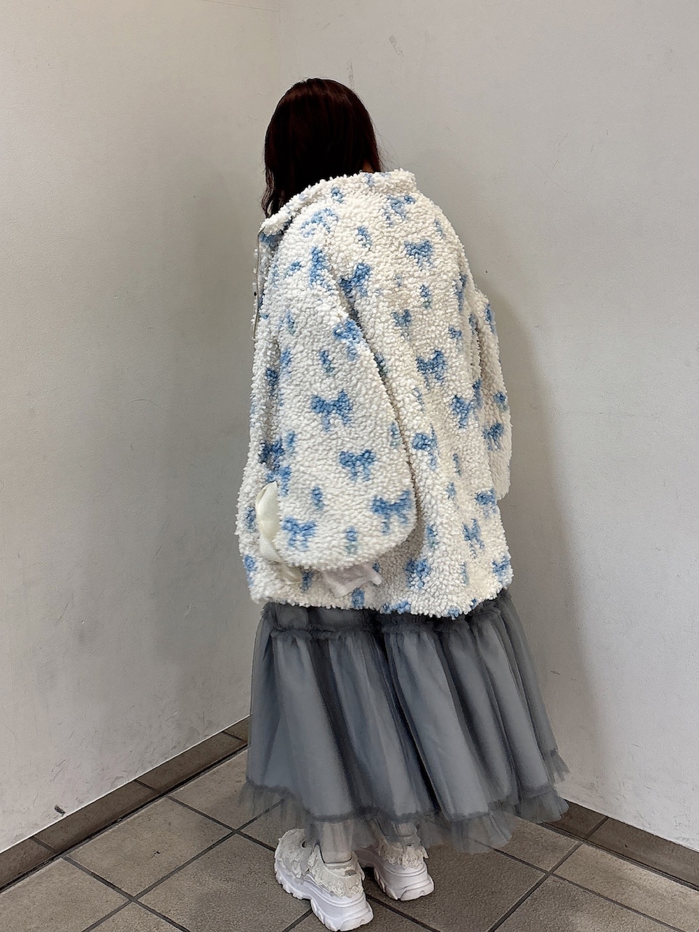 ブルー系のブルゾン、ホワイト系のTシャツ/カットソー、ブルー系のワンピースを着用したレディースの冬コーディネートの3枚目の写真