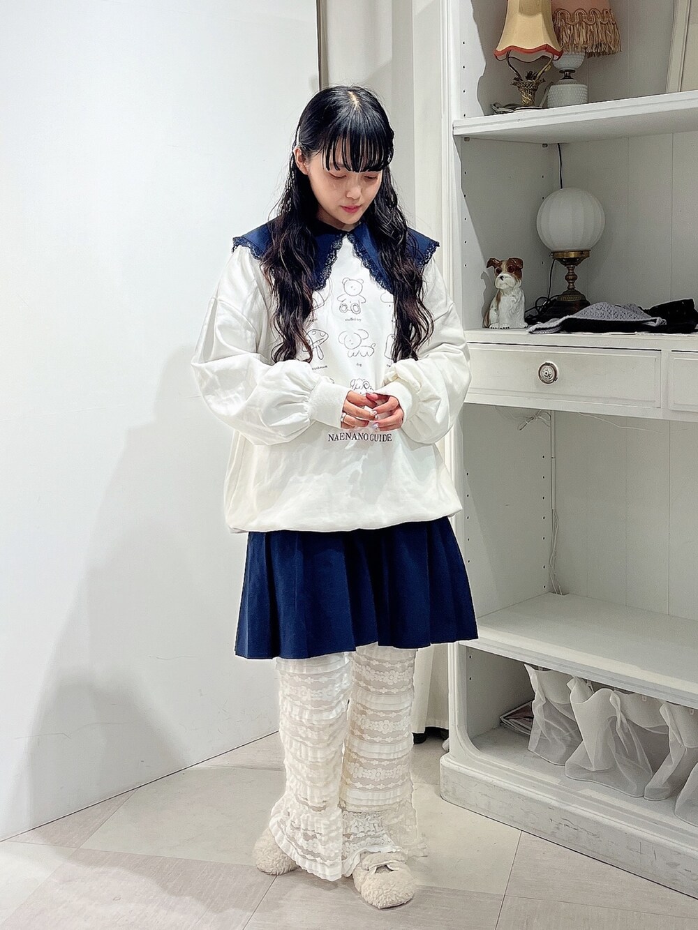 ブルー系のワンピース、ホワイト系のスウェット、ホワイト系のスウェットパンツを着用したレディースの秋コーディネートの2枚目の写真