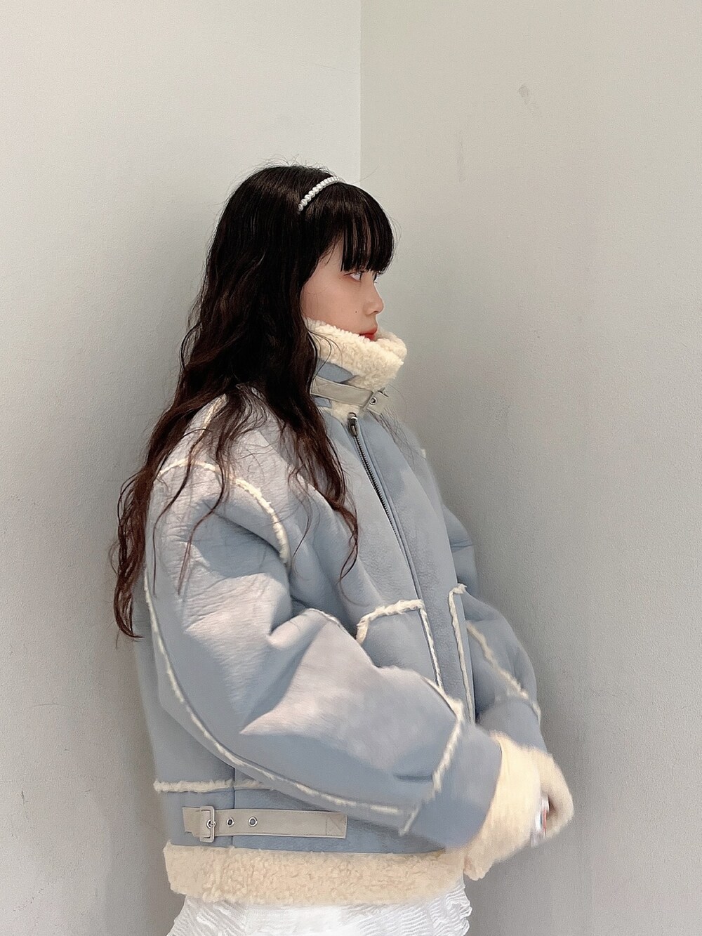 ブルー系のその他アウター、ホワイト系のTシャツ/カットソー、ホワイト系のワンピースを着用したレディースの秋コーディネートの4枚目の写真