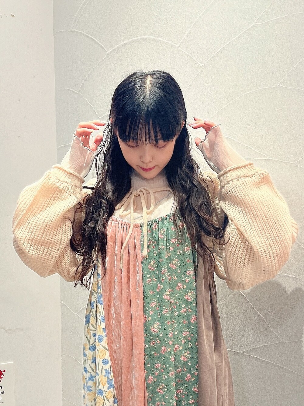 ホワイト系のパンプス、ピンク系のワンピース、ホワイト系のTシャツ/カットソーを着用したレディースの夏コーディネートの5枚目の写真