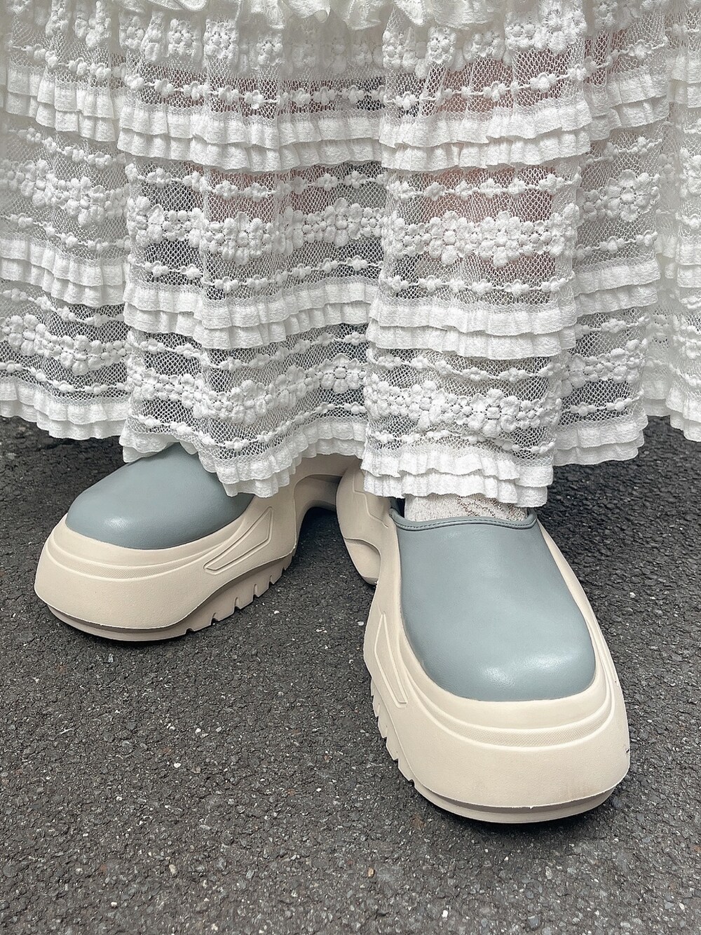 ホワイト系のスウェット、ブルー系のTシャツ/カットソー、ホワイト系のスカートを着用したレディースの秋コーディネートの8枚目の写真