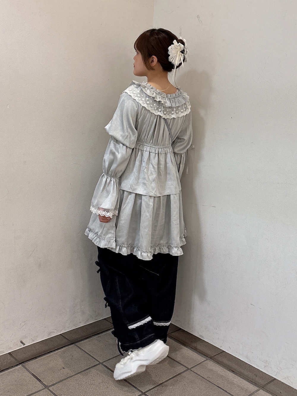 ブルー系のワンピース、ブルー系のハンドバッグ、ブルー系のデニムパンツを着用したレディースの夏コーディネートの3枚目の写真