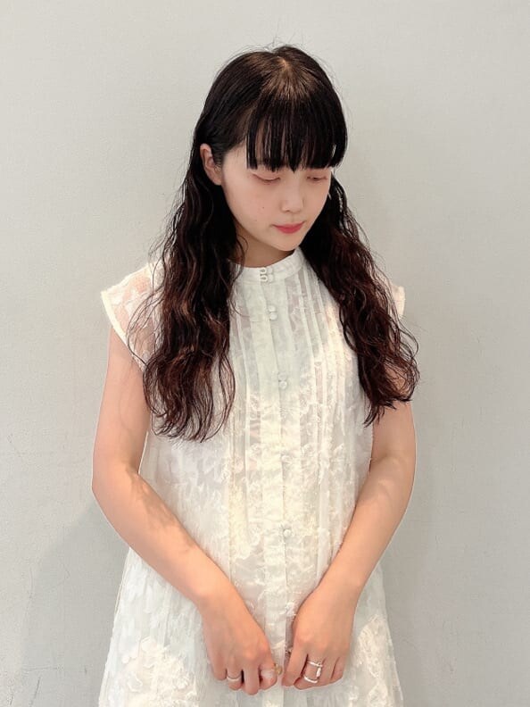 ホワイト系のシャツ/ブラウス、ホワイト系のスカート、パープル系のサンダルを着用したレディースの夏コーディネートの3枚目の写真