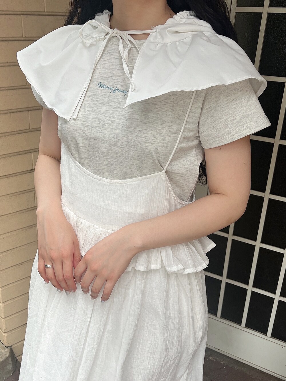 グレー系のTシャツ/カットソー、ホワイト系のスカート、ブルー系のサンダルを着用したレディースの夏コーディネートの6枚目の写真