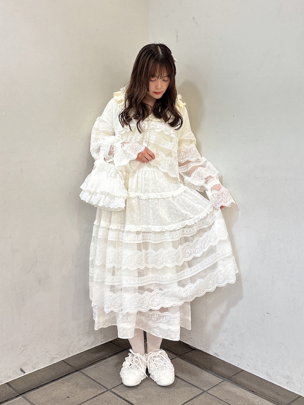 ホワイト系のTシャツ/カットソー、ホワイト系のシャツ/ブラウス、ホワイト系のスカートを着用したレディースの夏コーディネートの2枚目の写真