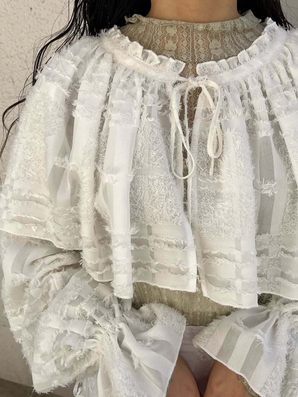 ホワイト系のシャツ/ブラウス、グリーン系のTシャツ/カットソー、ホワイト系のスカートを着用したレディースの冬コーディネートの6枚目の写真