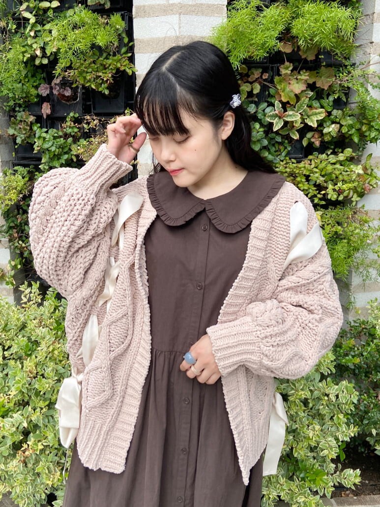 ブラウン系のワンピース、ホワイト系のブーツ、ベージュ系のカーディガン/ボレロを着用したレディースの秋コーディネートの4枚目の写真