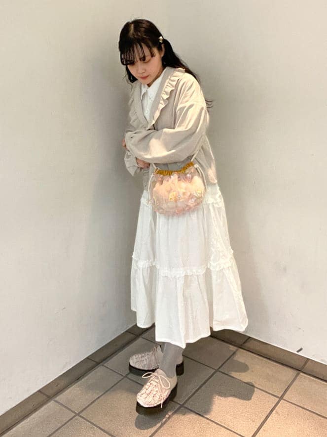 ベージュ系のその他アウター、ピンク系のその他シューズ、ピンク系のショルダーバッグを着用したレディースの春コーディネートの3枚目の写真