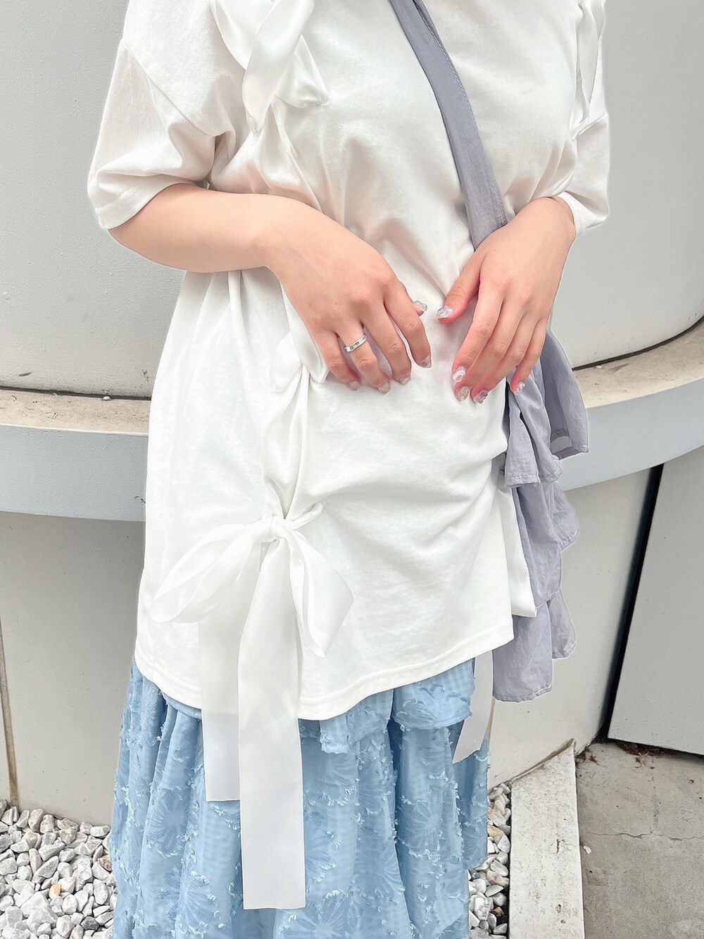 ホワイト系のTシャツ/カットソー、ブルー系のトートバッグ、ブルー系のスカートを着用したレディースの春コーディネートの6枚目の写真