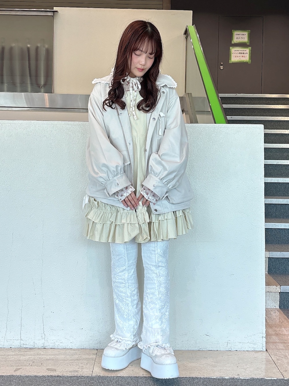 ホワイト系のTシャツ/カットソー、ホワイト系のワンピース、ホワイト系のその他パンツを着用したレディースの冬コーディネートの2枚目の写真