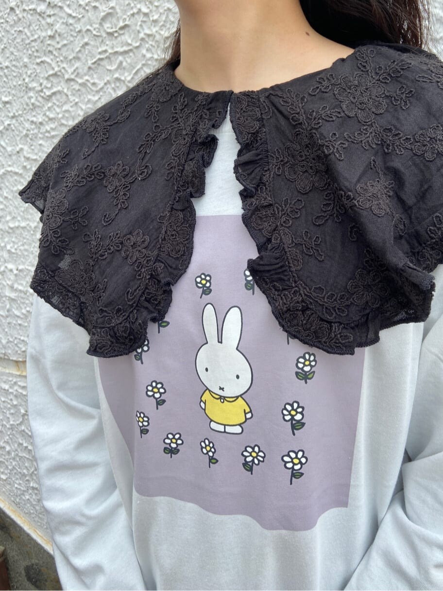 ホワイト系のハンドバッグ、ホワイト系のTシャツ/カットソー、ブラック系のその他パンツを着用したレディースの夏コーディネートの5枚目の写真