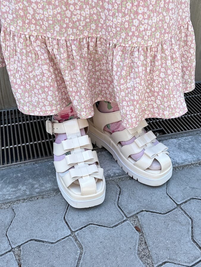 ホワイト系のサンダル、ホワイト系のシャツ/ブラウス、ピンク系のスカートを着用したレディースの夏コーディネートの5枚目の写真