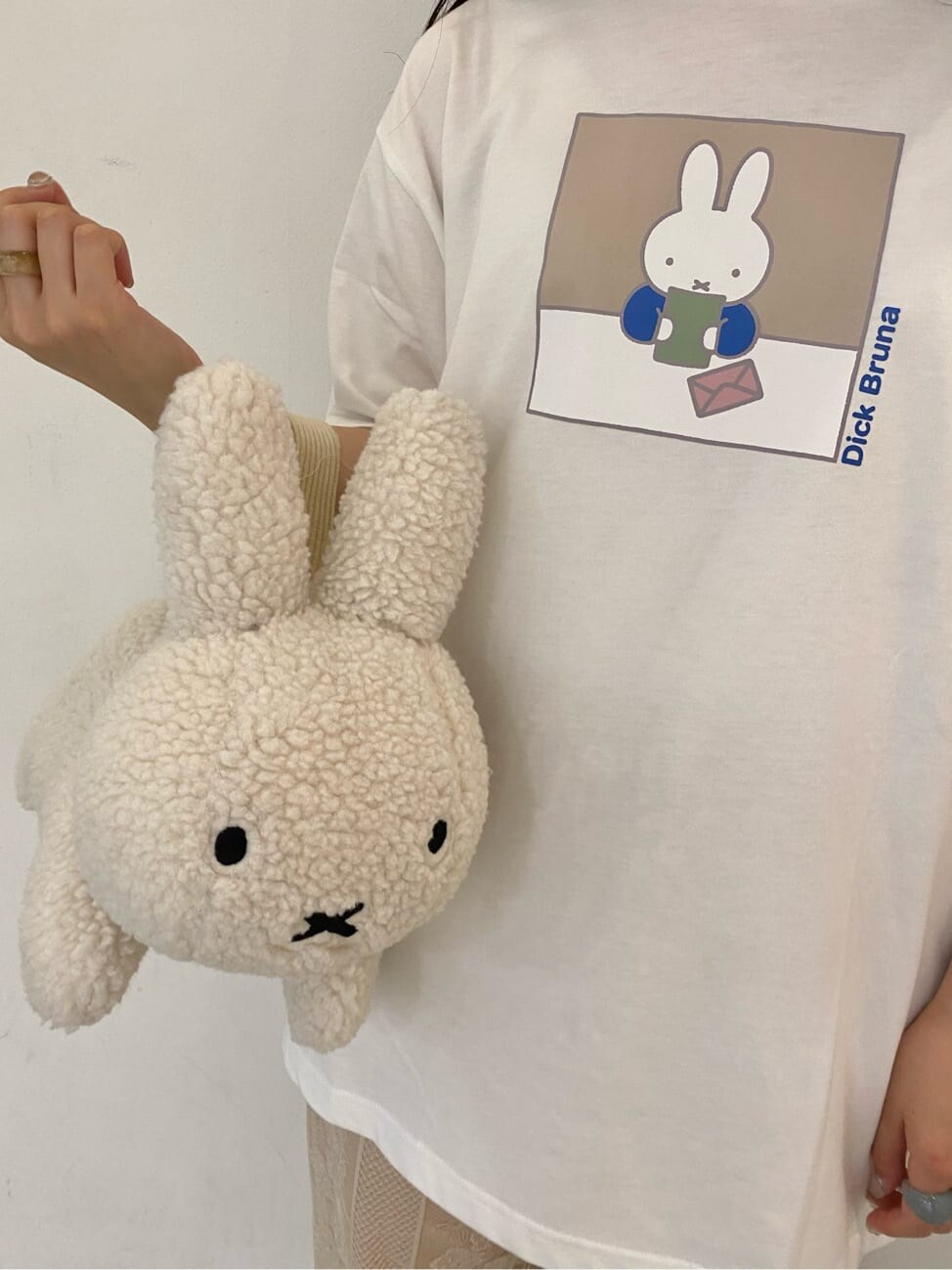 ホワイト系のその他パンツ、ホワイト系のスニーカー、ホワイト系のハンドバッグを着用したレディースの夏コーディネートの5枚目の写真