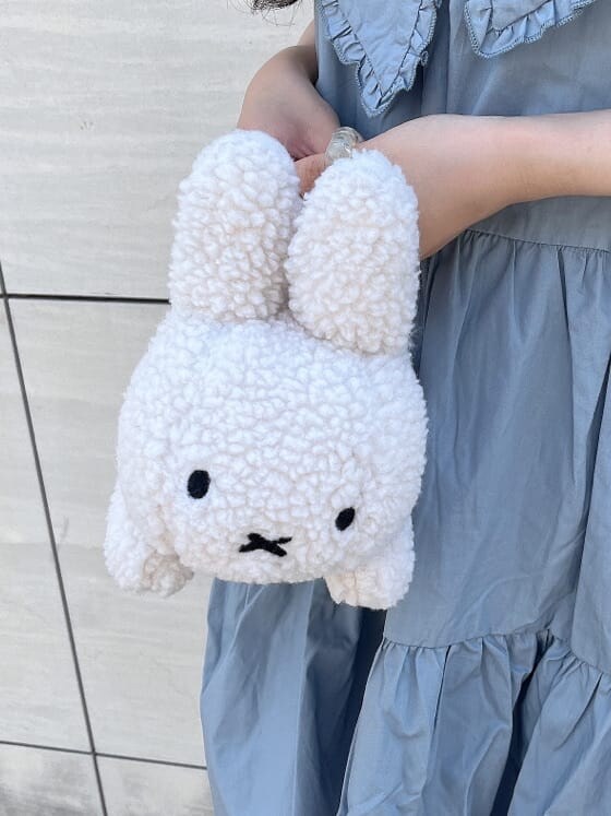 ホワイト系のスニーカー、ホワイト系のハンドバッグ、ブルー系のワンピースを着用したレディースの夏コーディネートの5枚目の写真